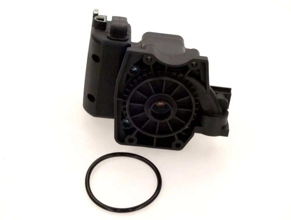BOSCH Pumpe in schwarzer Ausführung mit abgerundeten Kanten und einem O-Ring. Die Pumpe hat eine zentrale Drehachse und mehrere Anschlussöffnungen.
